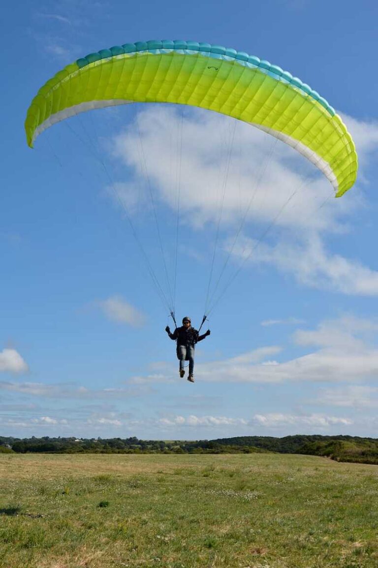 Experiences 4 Paragliding above a scenic Himalayan valley in India
