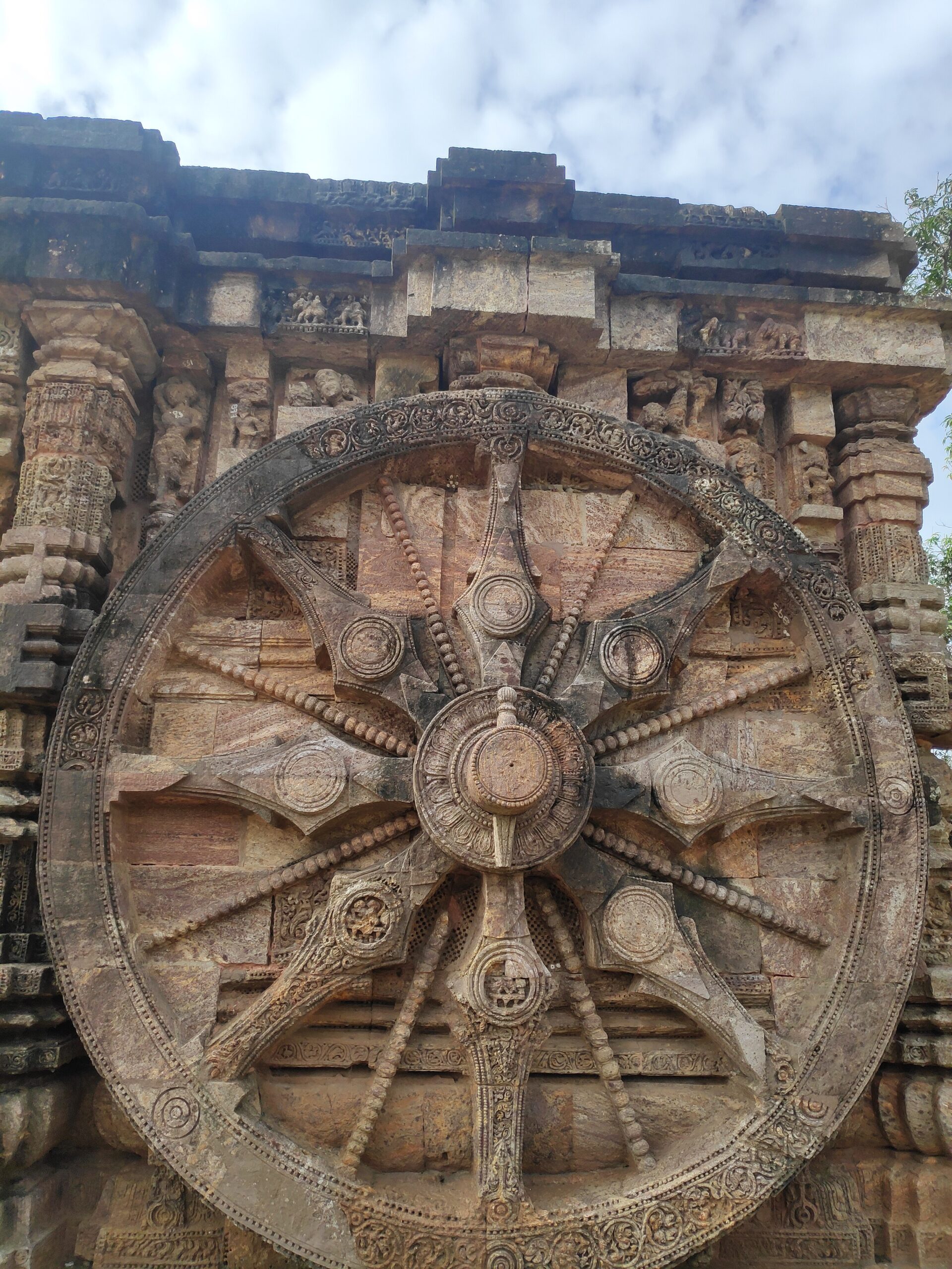 https://upload.wikimedia.org/wikipedia/commons/thumb/5/5b/One_of_the_24_wheels_of_Konark_Sun_Temple.jpg/3024px-One_of_the_24_wheels_of_Konark_Sun_Temple.jpg