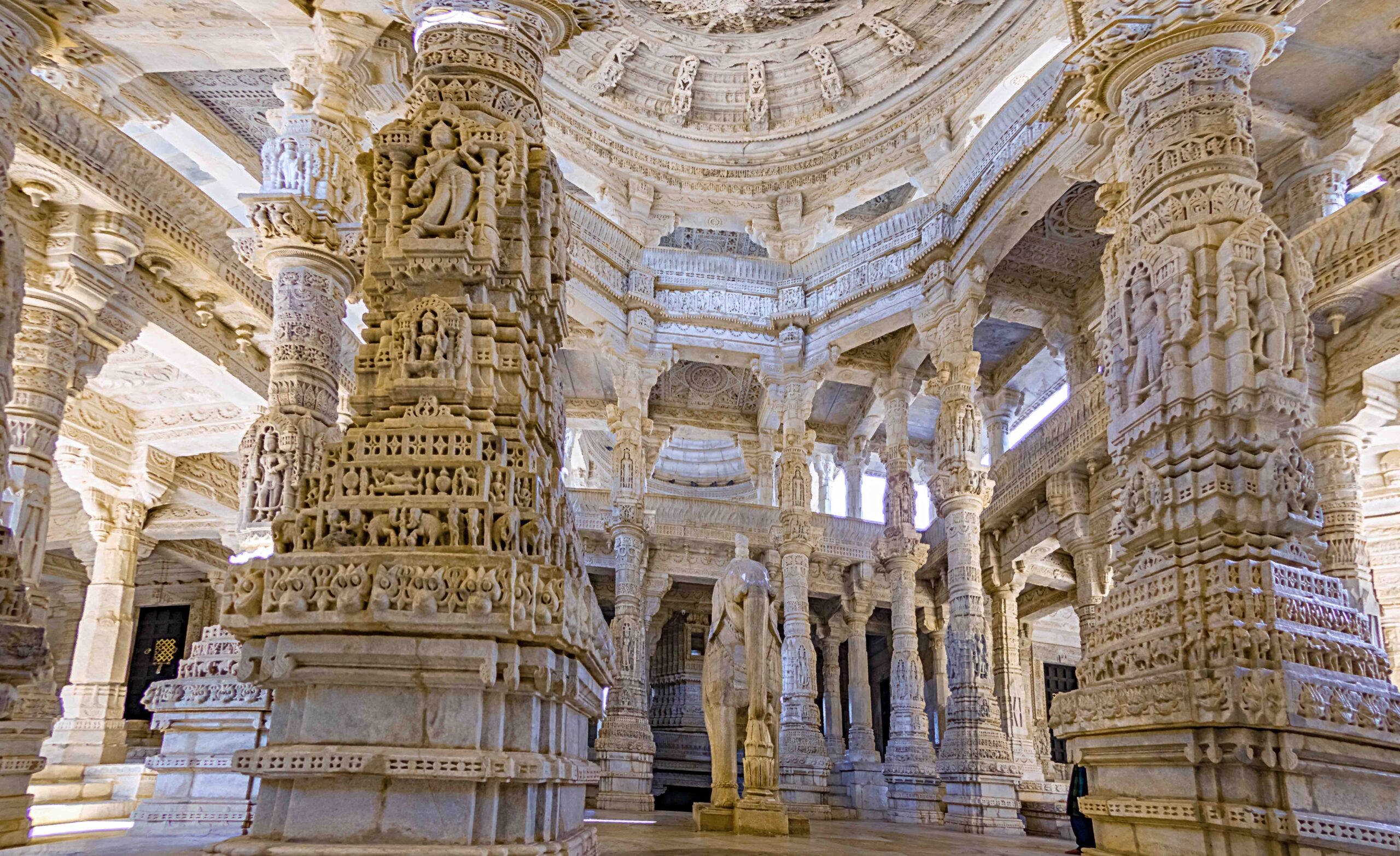 https://upload.wikimedia.org/wikipedia/commons/9/97/Pillars_of_Ranakpur_Jain_Temple_02.jpg