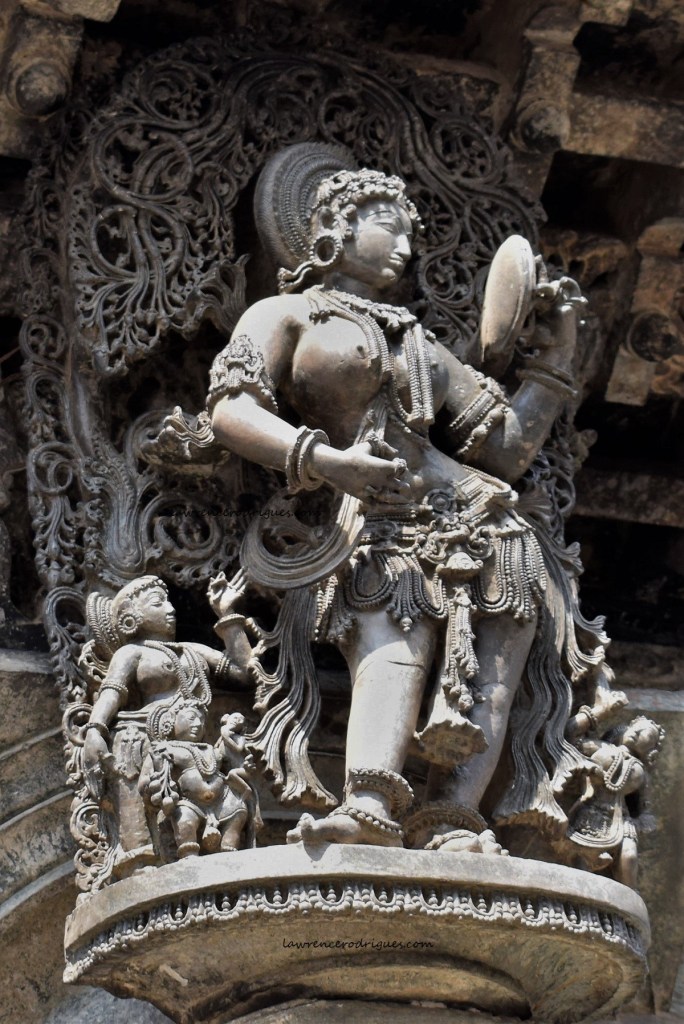 https://i0.wp.com/yatrikaone.com/wp-content/uploads/travel/destination/India/Karnataka/Belur/ChennaKeshava/OuterWall/BracketFigures/South/S1_S_2_17_822_1_belur_chennakeshava_shilabalike_darpana_sundari_rs_wm.jpg?resize=684%2C1024&ssl=1