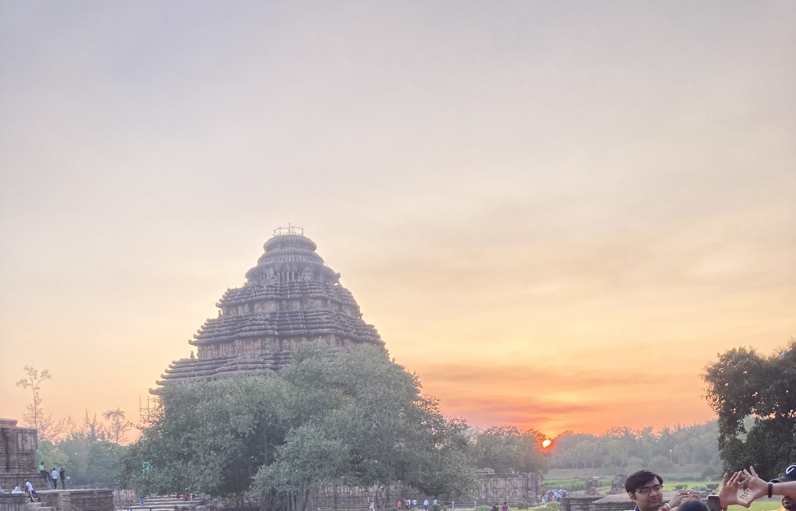 https://upload.wikimedia.org/wikipedia/commons/a/a3/Sunset_at_Konark_Sun_Temple%2C_Odisha.jpg