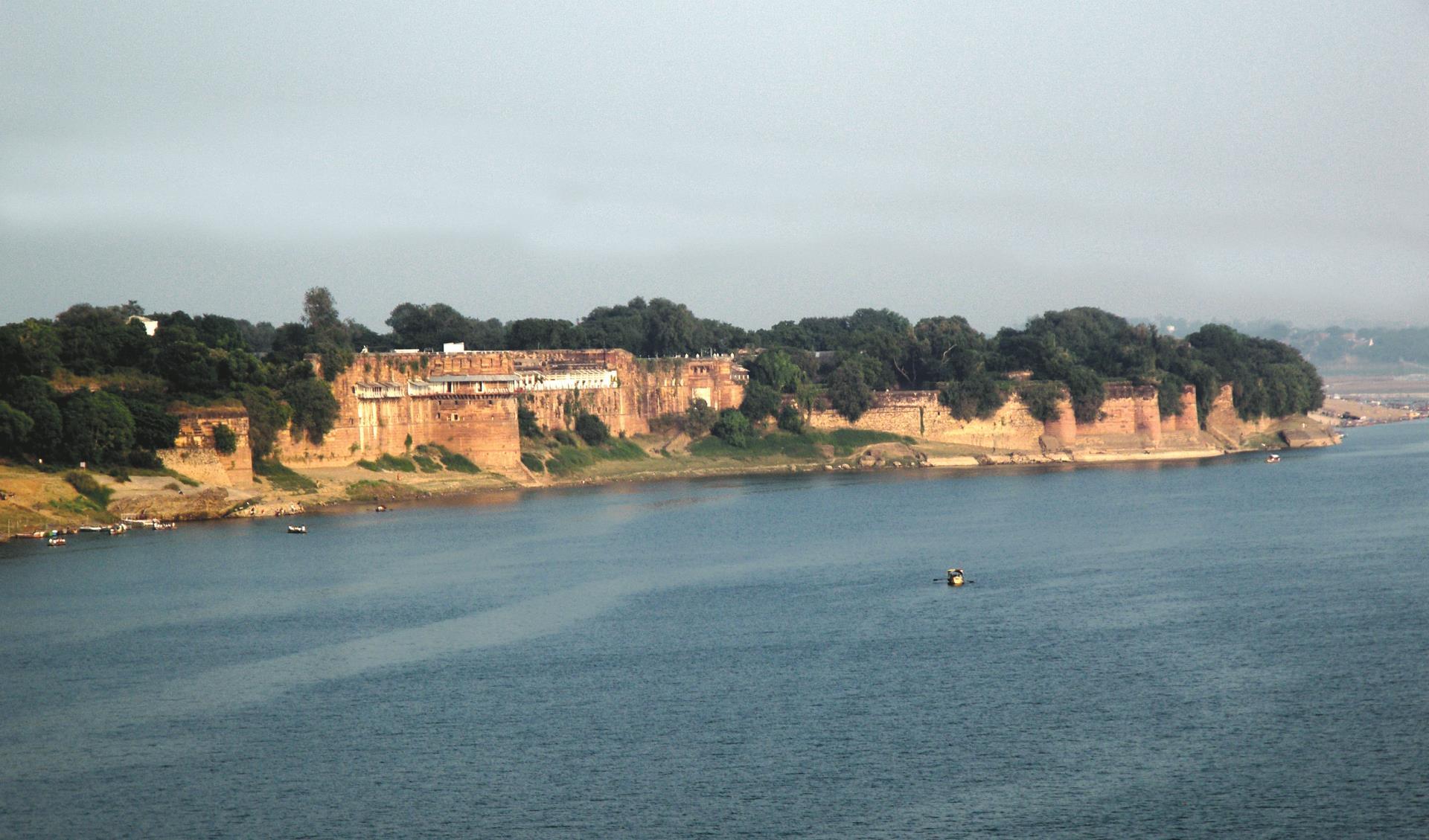 https://upload.wikimedia.org/wikipedia/commons/0/06/Akbar_Fort_Allahabad.jpg
